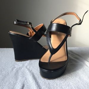 Black thong wedges with ankle strap
